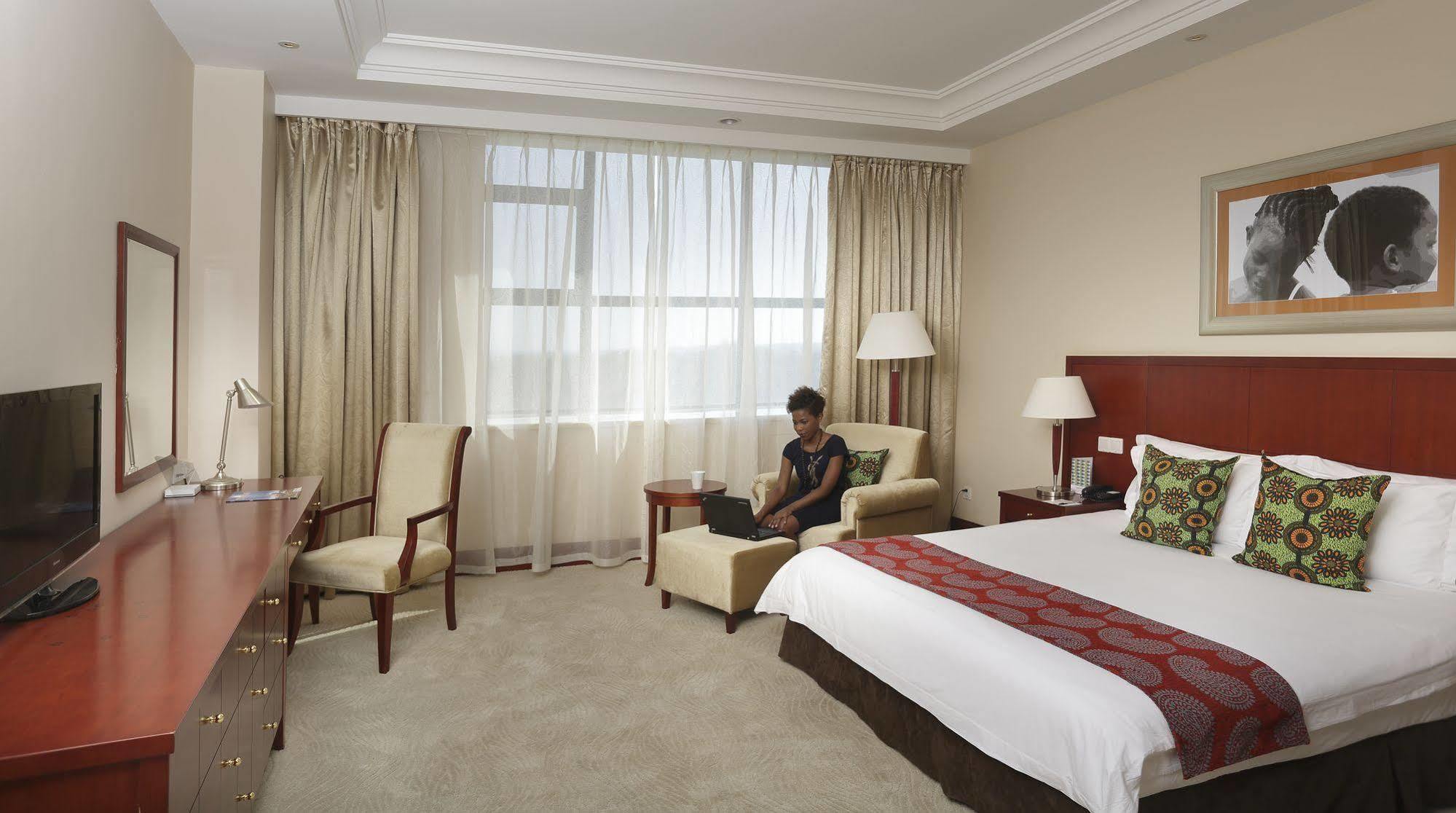 President Hotel At Umodzi Park Lilongwe Kültér fotó